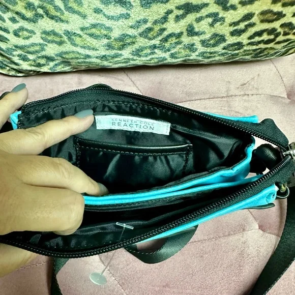 Kenneth Cole reaction Crossbody - Picture 2 of 2